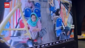 VIDEO: Pelaku Pencurian Tas di Bus Transjakarta Ditangkap Polisi
