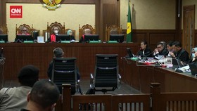 VIDEO:Momen Kuasa Hukum Hasto Cecar Saksi Penyidik KPK di Ruang Sidang