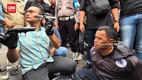 VIDEO: 7 Debt Collector Depok Ditangkap, Polisi Temukan Senpi