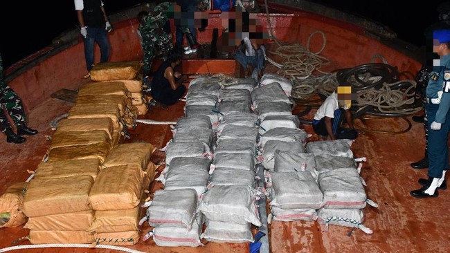 TNI AL Gagalkan Penyelundupan 1,2 Ton Kokain dan 705 Kg Sabu di Kepri TNI AL menggagalkan upaya penyelundupan narkoba seberat hampir 2 ton oleh kapal ikan berbendera Thailand di perairan Kabupaten Tanjung Balai Karimun, Kepri.