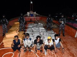 Detik-detik TNI AL Tangkap Kapal Bawa 1,9 Ton Narkotika