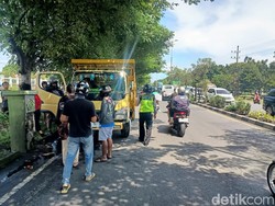 Truk Melaju Zig-zag Tabrak 3 Kendaraan di Depan Mako Pasmar Gedangan