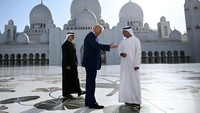 Presiden AS Donald Trump mengunjungi Masjid Agung Sheikh Zayed saat berkunjung ke Abu Dhabi, Uni Emirat Arab (UEA) saat tur kenegaraannya ke Timur Tengah.