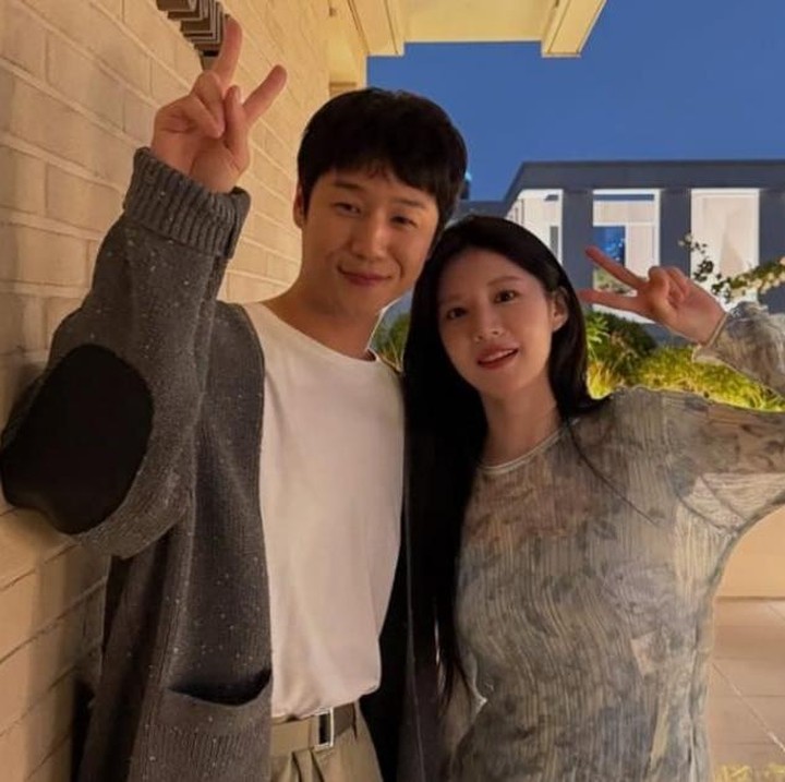 <p>Unggahan potret ini pun langsung diserbu penggemar dengan komentar menggoda. Di Instagram Jun Won, netizen meninggalkan kalimat, seperti 'Wah, lucu banget!', 'Udah jadian belum, sih?', sampai dengan 'Couple of the year!'. (Foto: Instagram @jungjvnwon)</p>