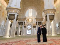 Momen Donald Trump Takjub Saat Masuk Masjid di Arab Momen Donald Trump Takjub Saat Masuk Masjid di Arab