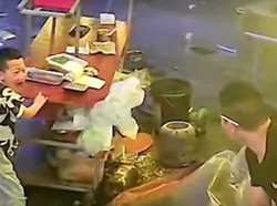 Aksi Heroik Bocah Selamatkan Gerobak Makan Orang Tua Ini Banjir Pujian