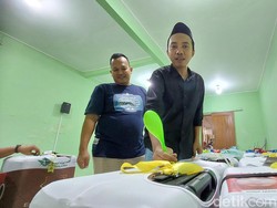 Jemaah CJH Lamongan Siap Berangkat, Penanda Unik Hiasi Koper Mereka