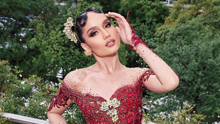 Cinta Laura