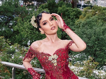 Terpopuler: Potret Anggun Cinta Laura dalam Balutan Kebaya hingga Batik