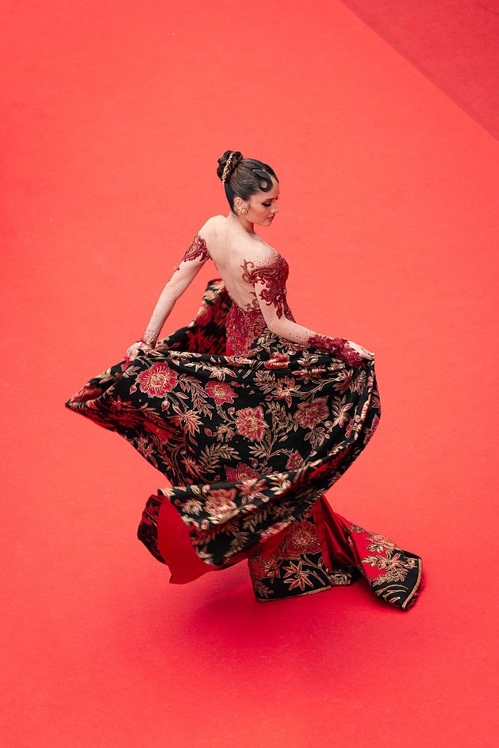 CANNES, FRANCE - MAY 16: (EDITOR'S NOTE: The carpet on this image has been retouched) Cinta Laura Kiehl attends the 