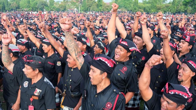 Sebanyak 13 ribu pecalang dari 1.500 desa adat di Bali menolak kehadiran preman berkedok ormas. Deklarasi ini bertujuan menjaga keamanan dan kearifan lokal.