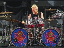 Foo Fighters Depak Drummer Tanpa Alasan Jelas