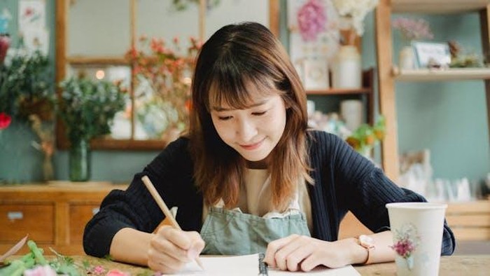 kamu perlu untuk memanjakan diri dengan perawatan kecil setiap harinya. Bukan dengan cara mahal, apalagi sulit, tapi dengan cara-cara sederhana. Kamu dapat mandi air hangat, menulis jurnal, tidur siang, menikmati makanan enak, hingga rutin afirmasi setiap hari. Sederhana, tapi bermanfaat!