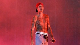 Justin Bieber Nyanyikan Lagu untuk Billie Eilish di Coachella 2026