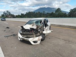 Mobil Ringsek Usai Tabrak Buntut Truk di Km 52 Tol Bogor Arah Sukabumi
