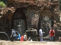 Viral! Wisatawan Abaikan Ritual Suci Demi Foto-foto