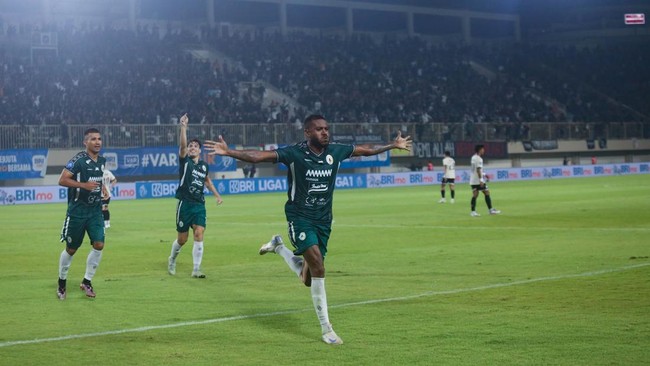 PSS Sleman menang dramatis 2-1 atas Persija Jakarta dalam laga pekan ke-33 Liga 1 2024/2025 di Stadion Maguwoharjo, Sabtu (17/5).