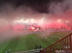 Asap Flare Penuhi Stadion, PSS Vs Persija Sempat Dihentikan