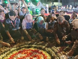 Ribuan Orang Tumplek Blek Ramaikan Festival Rujak Uleg Surabaya