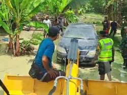 Duh! Toyota Camry Terseret Banjir Bandang Sungai Gandong Bojonegoro