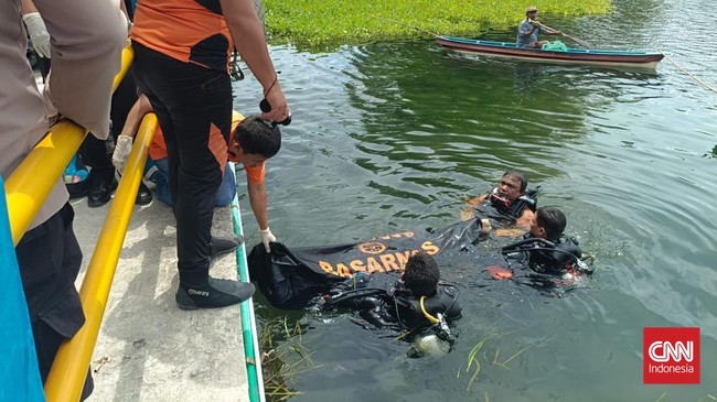 3 Remaja Tewas Tenggelam Saat Cari Ikan di Danau Toba Tiga remaja yang merupakan warga Kabupaten Samosir tenggelam saat mencari ikan di perairan Danau Toba, Sumatra Utara.
