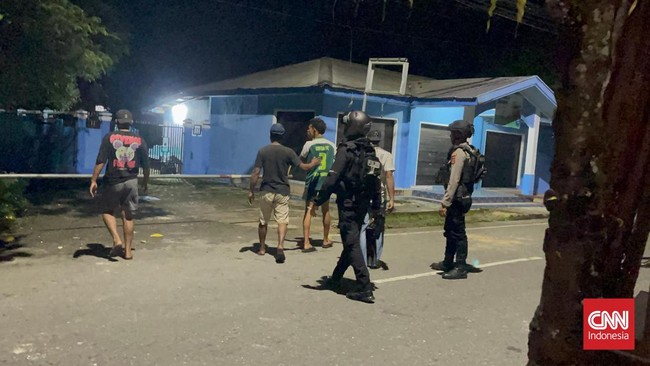 Bentrokan antar kelompok pemuda Ohoibun atas dan Ohoibun bawah di Kabupaten Maluku Tenggara, Maluku pecah pada Sabtu (17/5) malam.