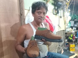 Melihat Bengkel Sepatu Kulit di Kuta yang Digandrungi Turis