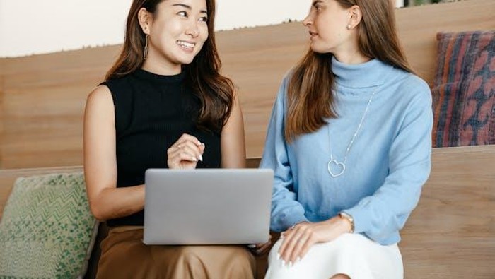Bukan sekadar bisa berbicara di depan umum, tapi mampu menyampaikan pendapat dengan tenang, mendengarkan aktif, dan membangun hubungan yang sehat di tempat kerja maupun kehidupan pribadi adalah skill yang penting.