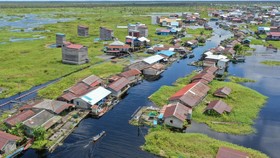 FOTO: Desa Tanpa Daratan di Kalimantan Timur