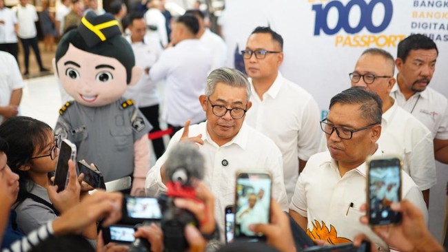 Kantor Wilayah Imigrasi Kepulauan Riau bersama seluruh kantor imigrasi Se-Kepri menggelar program layanan paspor elektronik bertajuk "Eazy 1000 Passport".
