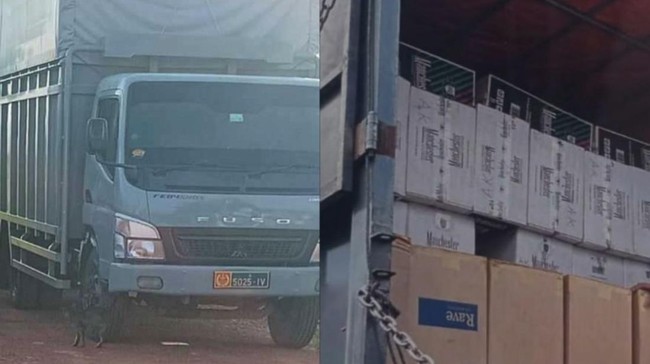 Petugas Bea dan Cukai Batam mengamankan Truk berpelat dinas TNI - AL 5025 IV Lantamal IV Batam di pelabuhan Punggur Batam, Kepulauan Riau.