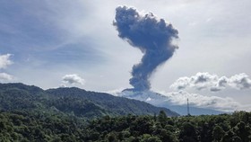 Gunung Marapi Meletus Sembur Abu Vulkanik & Pijar Api Hingga 700 M