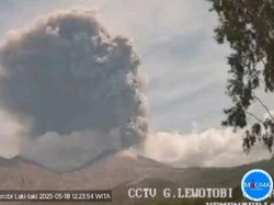 Gelap Langit Flores Timur gegara Muntahan Abu Vulkanis Lewotobi
