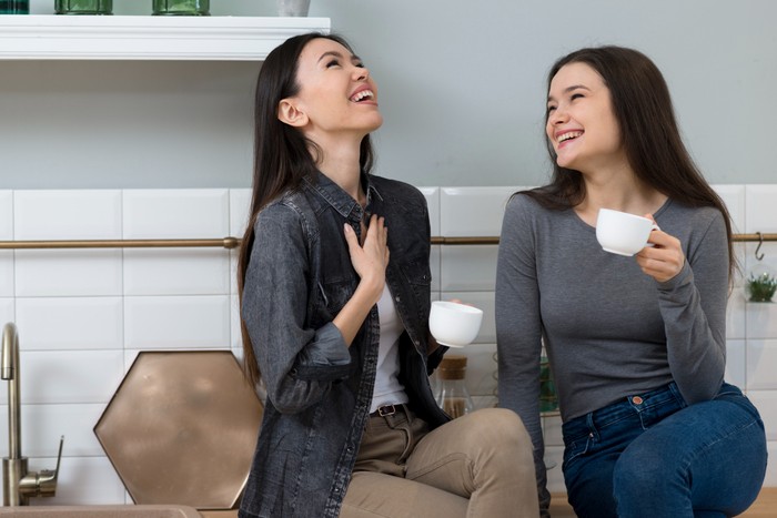 Ilustrasi perempuan yang sedang mengobrol dengan temannya/ Foto: Freepik