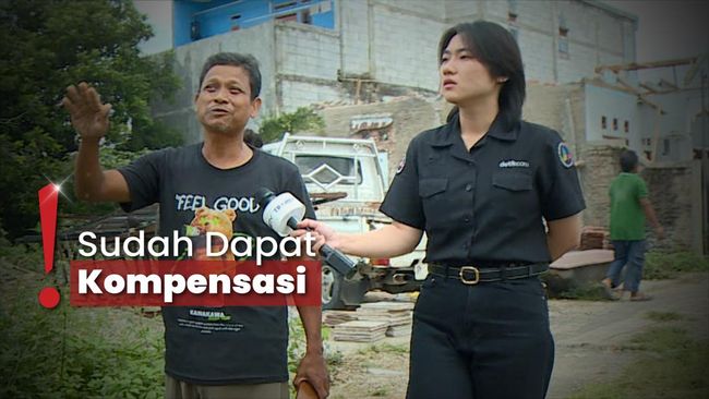 Digusur Jasa Marga, Warga Kampung Munjul Bongkar Rumahnya Sendiri