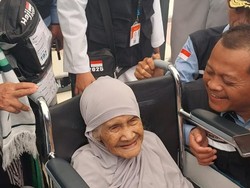 Video Mbah Sumbuk Berusia 109 Tahun Tiba di Tanah Suci: Rasane Pirang-pirang