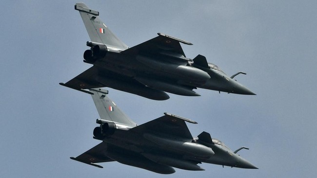 Pertarungan sengit antara jet tempur Pakistan 'made in China' dan jet tempur Rafale India buatan Prancis menghadirkan ketegangan yang menyita perhatian dunia.
