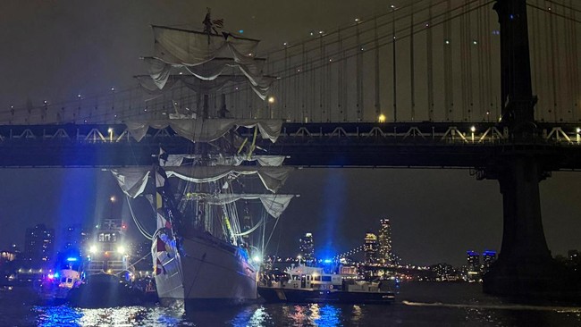Berikut kronologi kapal latih Angkatan Laut Meksiko menabrak jembatan Brooklyn, New York, Amerika Serikat, Sabtu (17/5) malam waktu setempat.