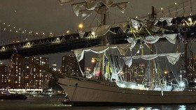 FOTO: Penampakan Kapal AL Meksiko Tabrak Jembatan Ikonik Brooklyn AS