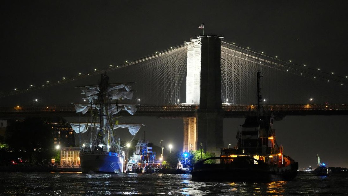 FOTO: Penampakan Kapal AL Meksiko Tabrak Jembatan Ikonik Brooklyn AS