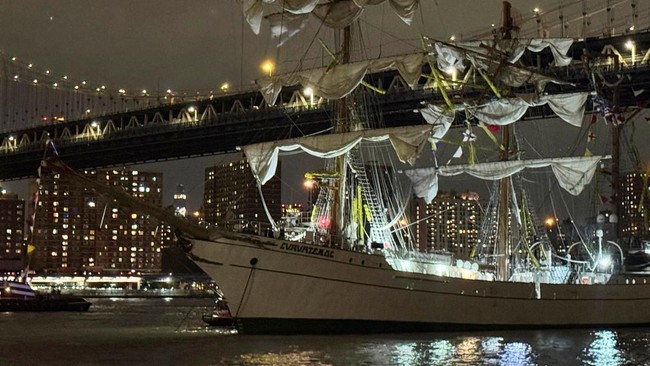 Sebuah kapal latih Angkatan Laut Meksiko menabrak jembatan Brooklyn, New York, Amerika Serikat, Sabtu (17/5) malam waktu setempat.