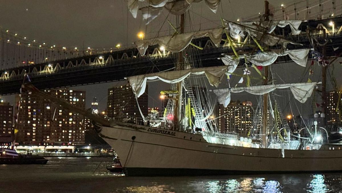 Kapal Angkatan Laut Meksiko Tabrak Jembatan Brooklyn New York