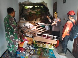 12 Rumah di Ponorogo Terdampak Longsor, TNI-Polri Kompak Evakuasi Korban