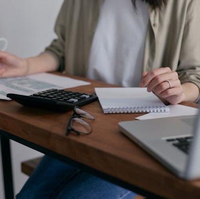Menurut ilmu Psikologi, ketika kamu membicarakan finansial dengan orang lain, hal itu seringkali memicu perasaan tidak aman atau persaingan dalam diri orang lain.