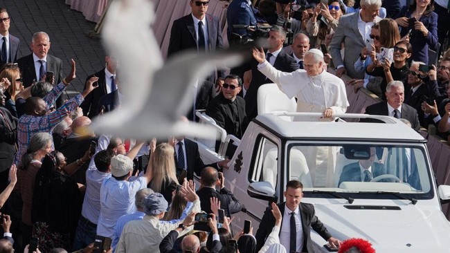 Paus Leo XIV perdana menaiki kendaraan kepausan "popemobile" menyapa belasan ribu orang yang hadir di Vatikan untuk menyaksikan pelantikannya Minggu (18/5).