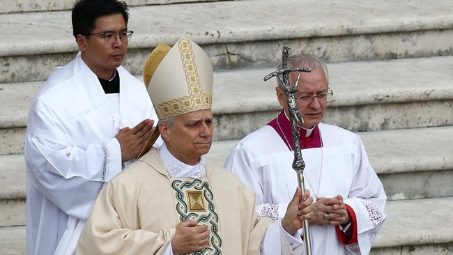 Paus Leo XIV resmi dilantik menjadi Paus ke-267 yang memimpin Gereja Katolik dunia, Minggu (18/5) siang waktu setempat atau 15.00 WIB.
