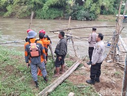 Tunggu Perahu Tambangan, Pemotor di Kediri Tercebur ke Sungai Brantas