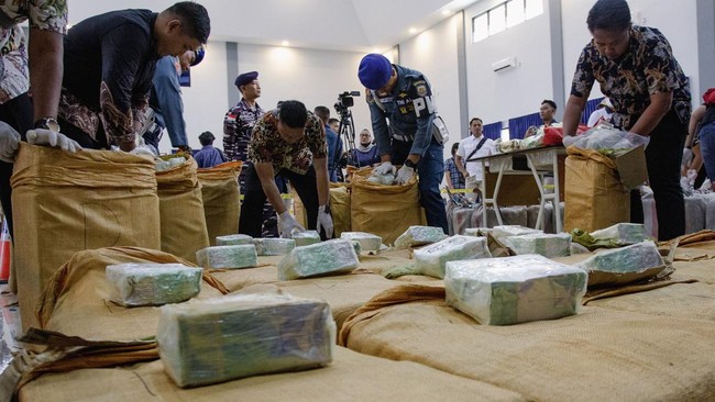 Menko Polkam Budi Gunawan mengapresiasi pemusnahan 2 ton narkoba oleh TNI AL. Langkah ini wujud komitmen pemerintah dalam perang melawan narkoba di Indonesia.