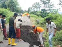 Jalan Retak di Pamekasan Akibat Tanah Bergerak Mulai Diperbaiki