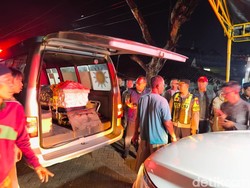 Isak Tangis Sambut 4 Ambulans Jenazah Laka Elf Tawangmangu di Bojonegoro